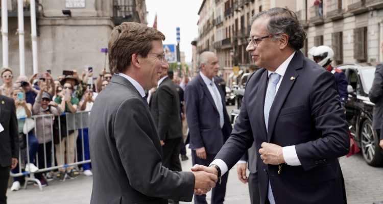 Almeida saluda al presidente colombiano Gustavo Preto