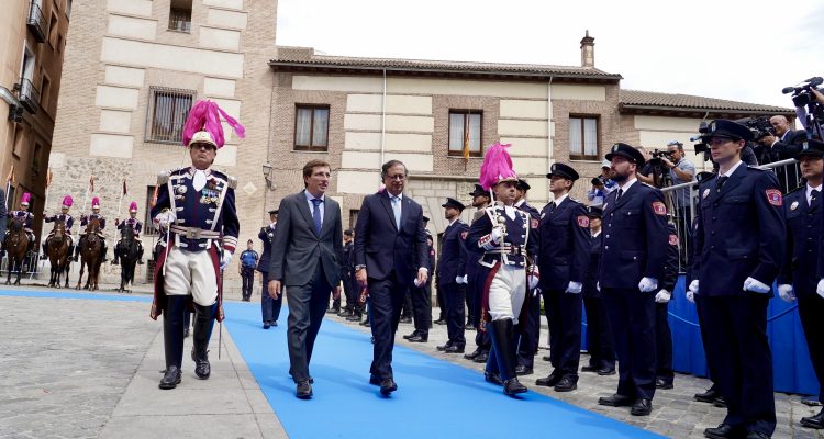 Almeida y Petro a la entrada de la Casa de la Villa