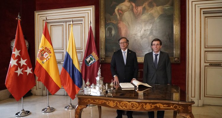 El presidente de Colombia firma en el libro de honor del Ayuntamiento junto al alcalde
