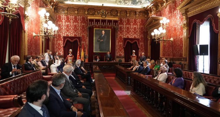 vista del salón de plenos de la Casa de la Villa en un momento del acto institucional