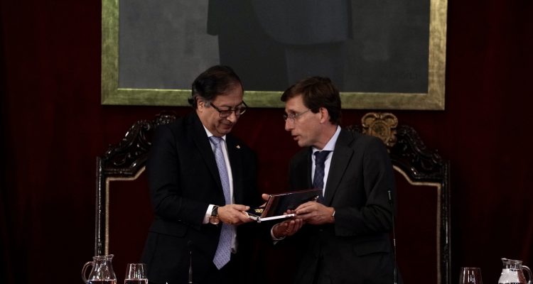 Almeida entrega la llave de oro de la ciudad al presidente de Colombia