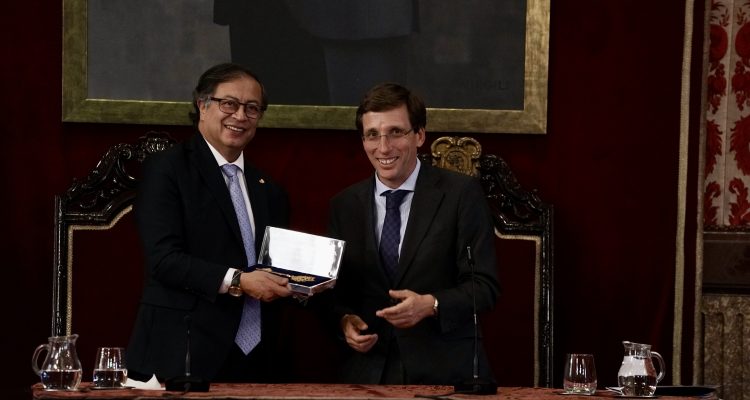 Gustavo Preto, presidente de Colombia muestra la llave de oro junto al alcalde Almeida