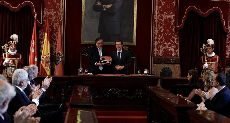 Almeida y Petro en un momento del acto