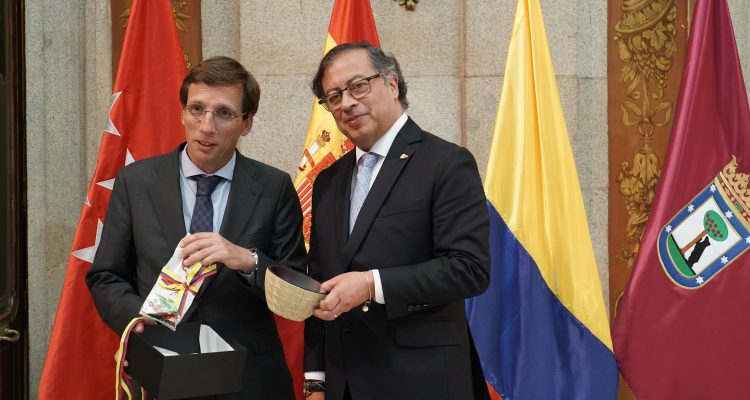 Almeida y Petro en un momento del acto