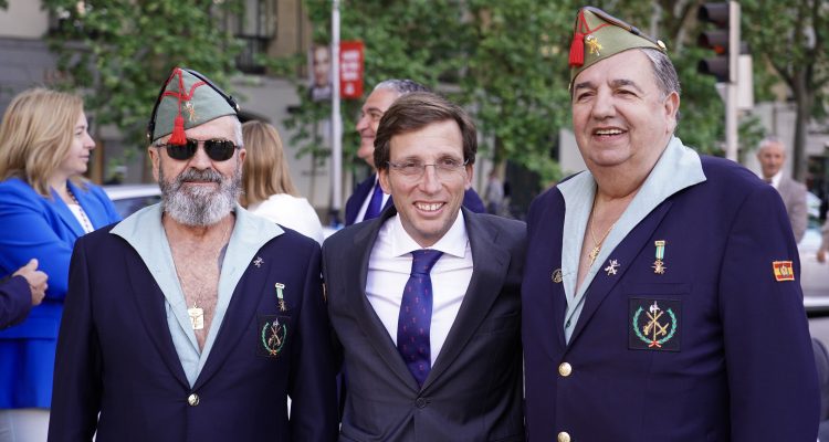 Izado de Bandera en San Isidro