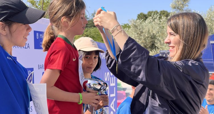 Miranda en la entrega de medallas I Cross Escolar Barajas