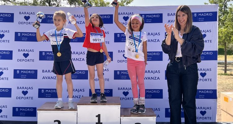 Podium prebenjamín femenino Cross Escolar Barajas