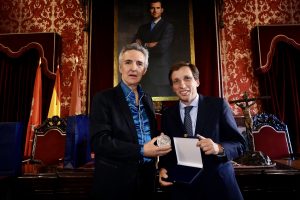 Ramoncín recibe el fuero de Madrid de manos del alcalde