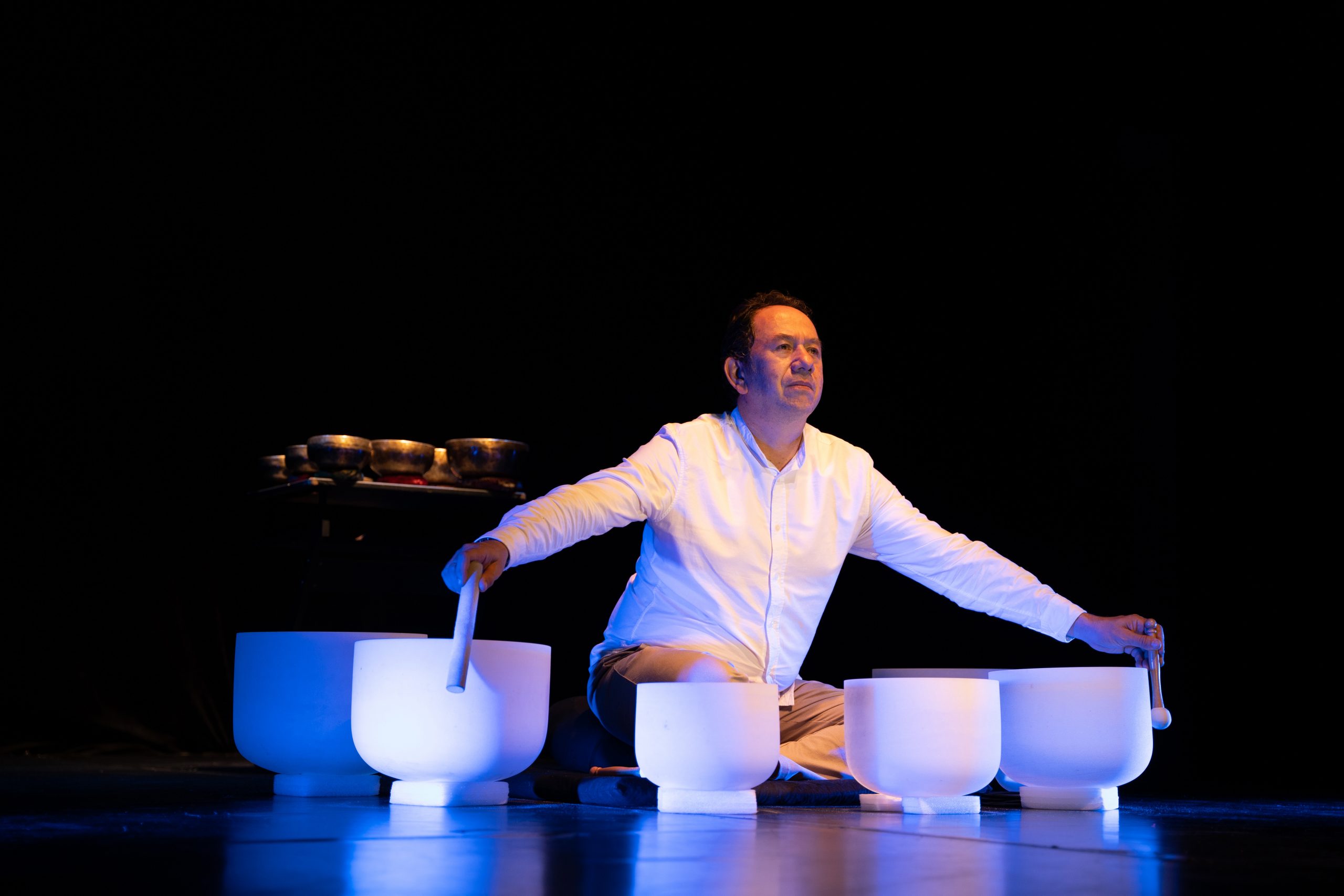 Leonardo Echeverri y su espectáculo de cuencos tibetanos