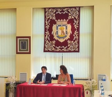 Pérez en la reunión con ola comunidad educativa de Hortaleza