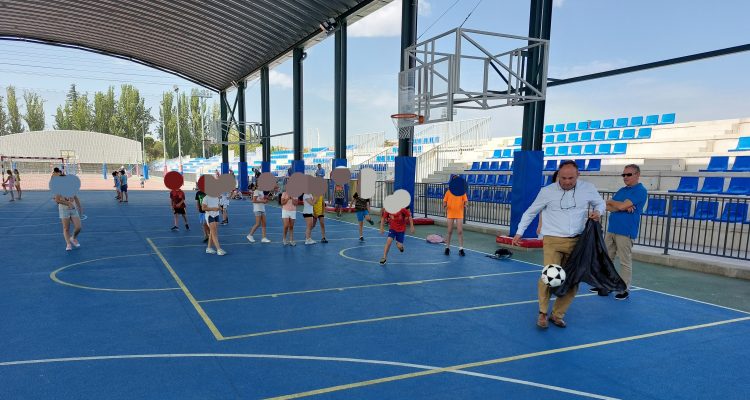 El concejal juega con un balón de fútbol