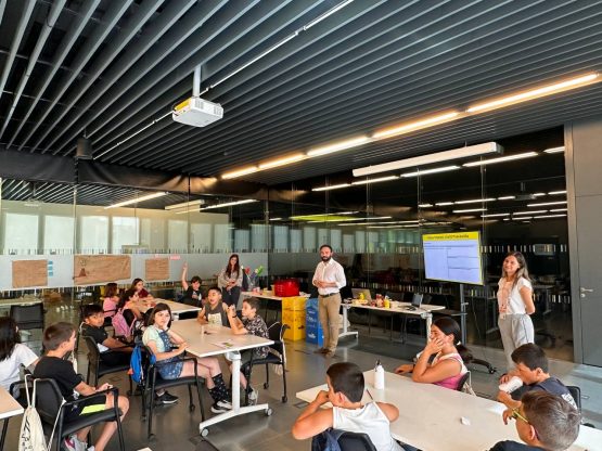 Niño, este miércoles, en la visita al campamento de verano que se celebra en La Nave
