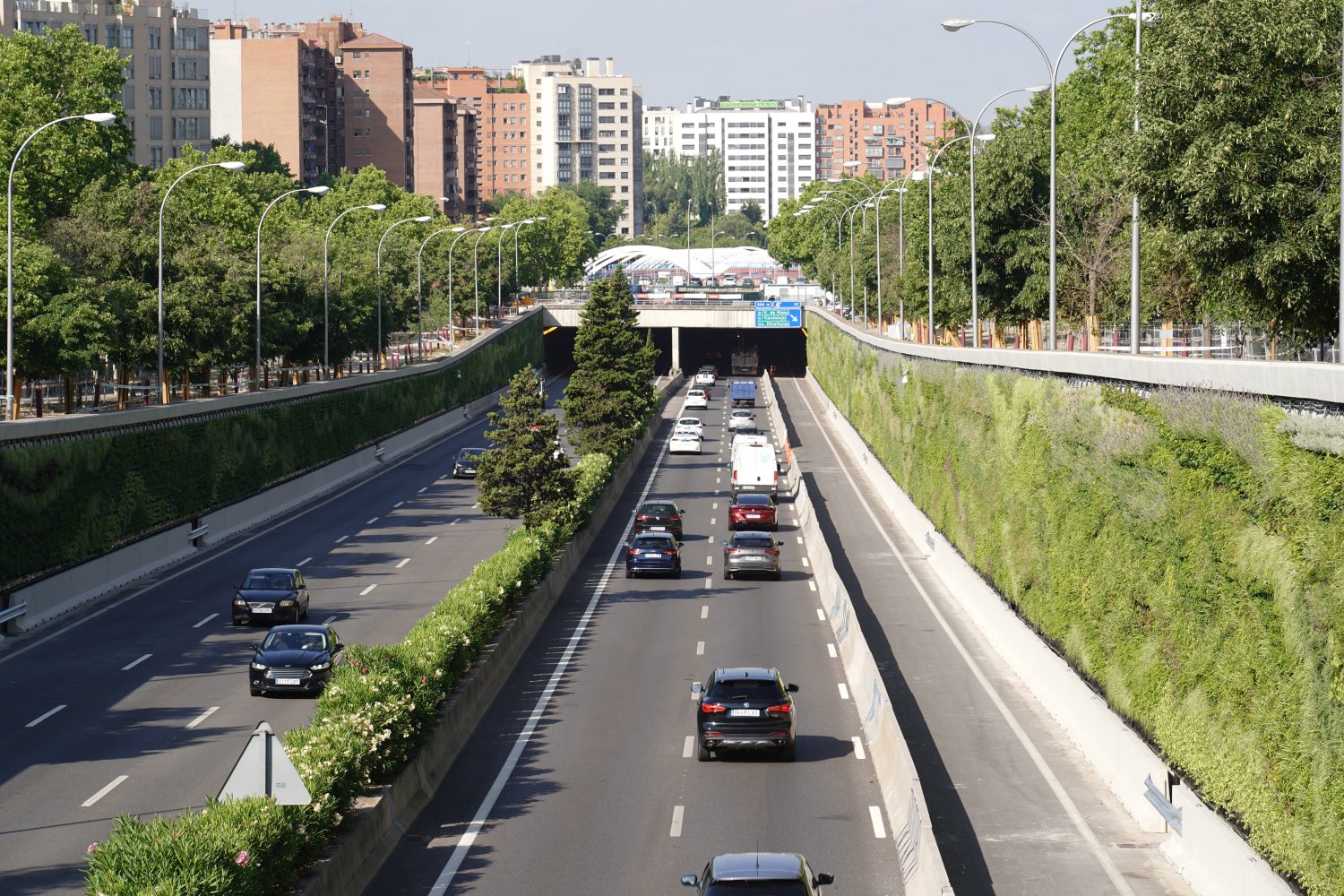 La avenida de la Ilustración acoge Calle 30 Natura los jardines verticales más grandes de