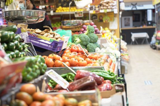 Imagen de archivo de un puesto de fruta y verdura en un mercado municipal