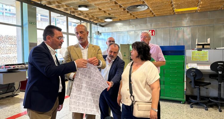 El concejal maneja un pliego de cupones