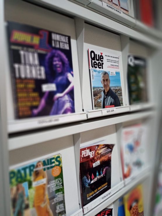 Imagen de archivo de un expositor de revistas en una biblioteca municipal de Madrid