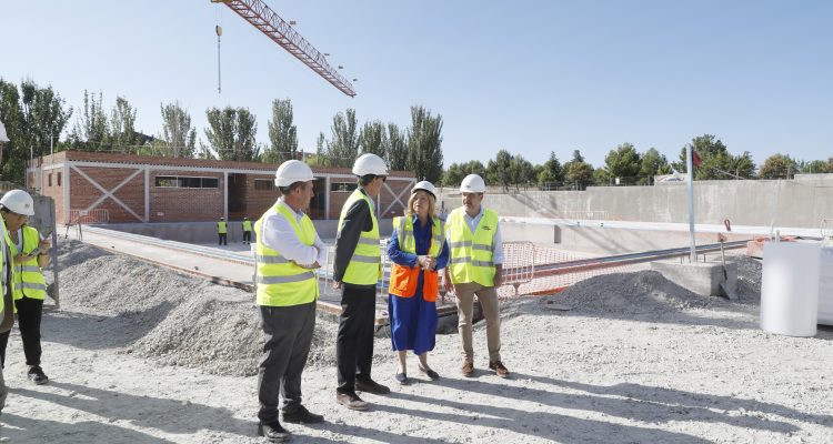 La delegada de Obras y Equipamientos y el concejal de Barajas durante la visita a las obras de las nuevas piscinas de verano