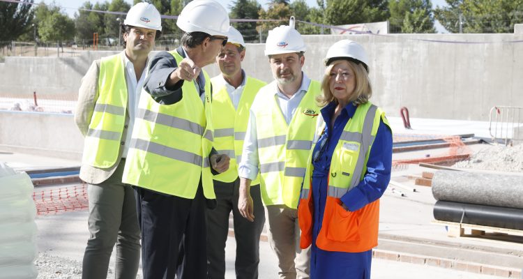 La delegada de Obras y Equipamientos y el concejal de Barajas durante la visita a las obras de las nuevas piscinas de verano