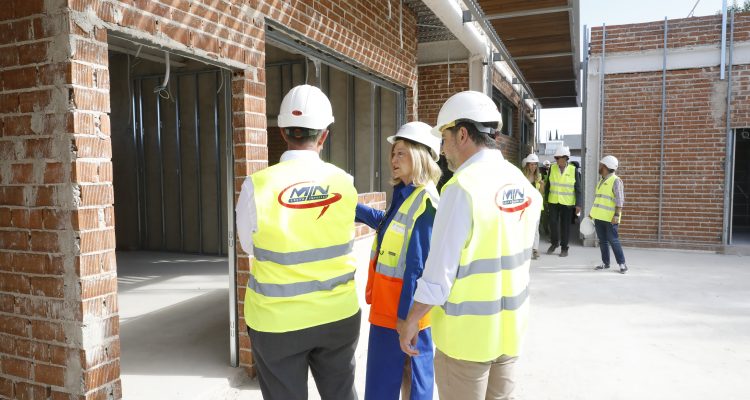 La delegada de Obras y Equipamientos y el concejal de Barajas durante la visita a las obras de las nuevas piscinas de verano