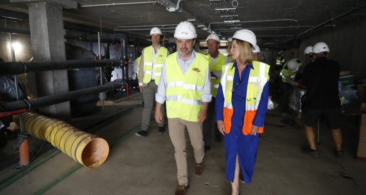 La delegada de Obras y Equipamientos y el concejal de Barajas durante la visita a las obras de las nuevas piscinas de verano