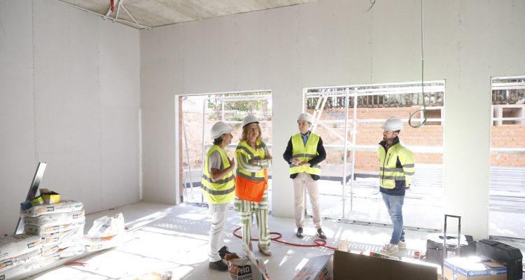 La delegada de Obras y Equipamientos durante la visita a las obras del nuevo centro cultural de Chamartín