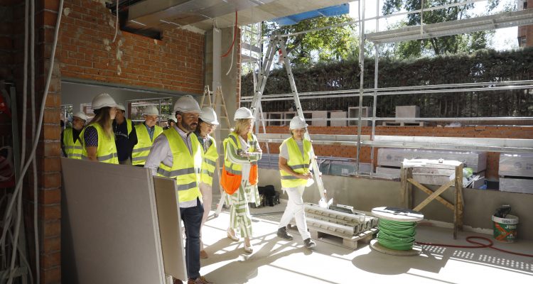La delegada de Obras y Equipamientos durante la visita a las obras del nuevo centro cultural de Chamartín