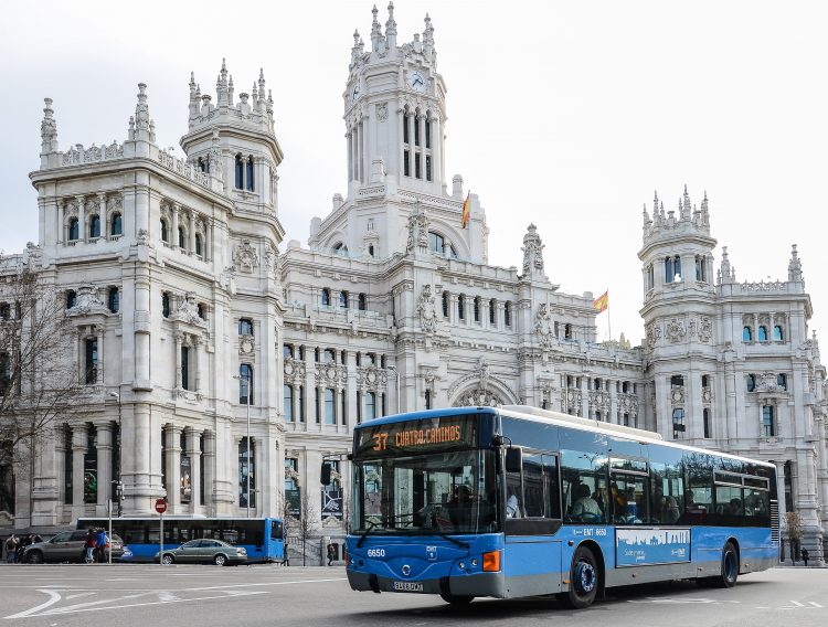 Imagen de archivo de un autobús de la EMT en la plaza de Cibeles, frente a la sede del Ayuntamiento de Madrid
