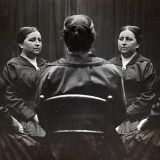 María Goyri delante de espejos