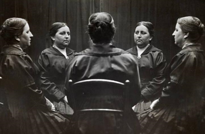 María Goyri delante de espejos