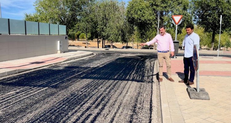Peña visita los trabajos de la Operación Asfalto 2023 en el distrito de Barajas