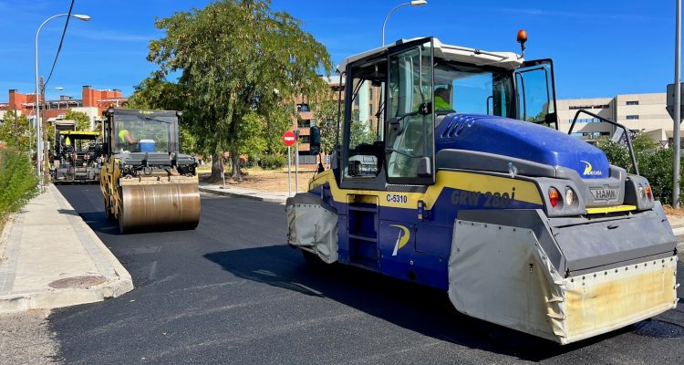 Máquinas asfaltando las calles de Barajas