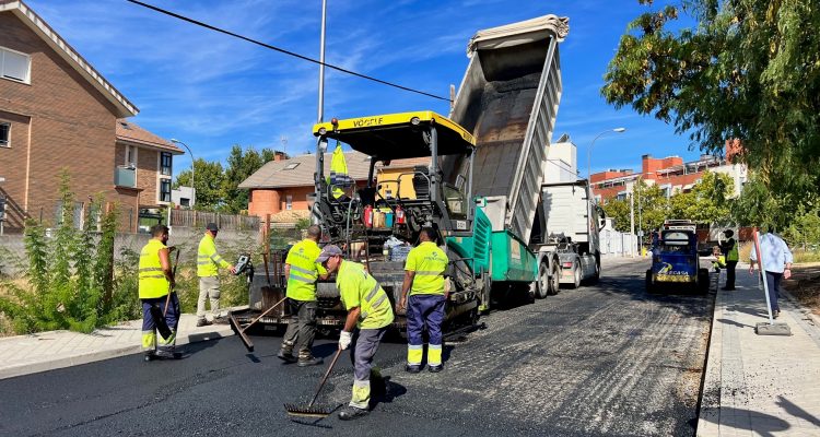 Operarios durante los trabajos de asfaltado en el distrito de Barajas