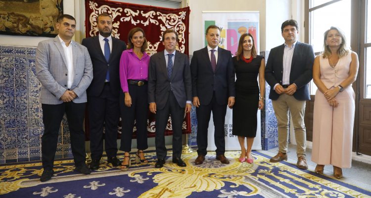 Almeida y el alcalde de Albacete firman convenio de colaboración