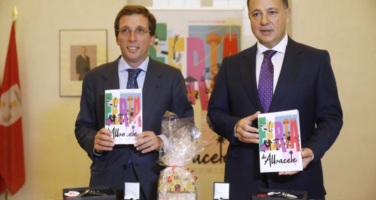 Almeida y el alcalde de Albacete firman convenio de colaboración