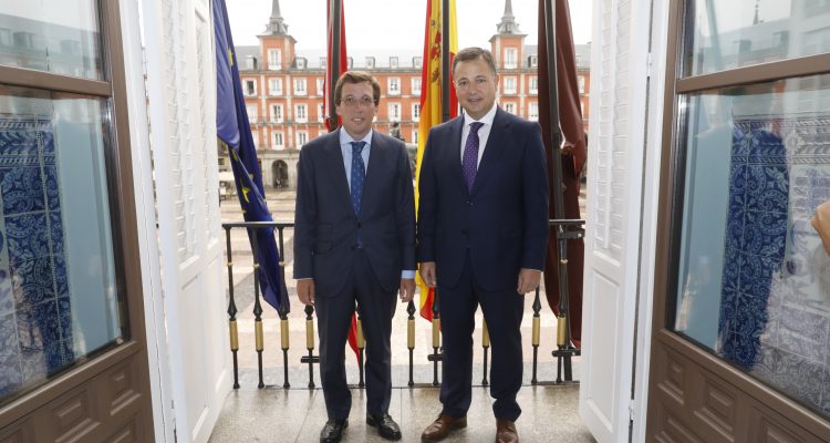 Almeida y el alcalde de Albacete firman convenio de colaboración