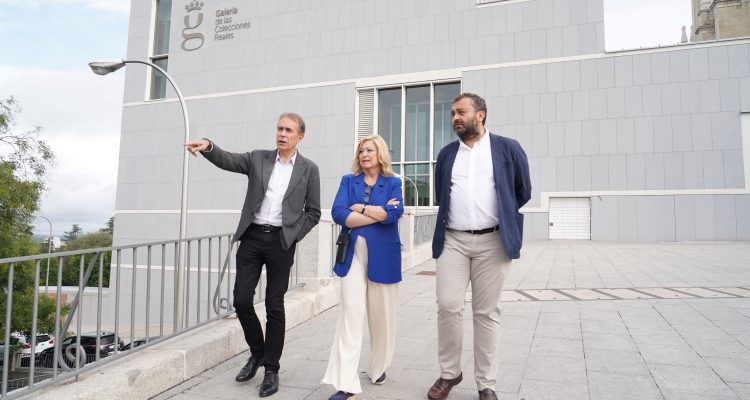 Paloma García Romero y Carlos Segura visitan el acceso sur a las Colección Reales recién remodelado