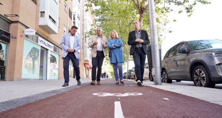 García Romero e Izquierdo durante la visita a la remodelación del carril bici en La Peseta, Carabanchel