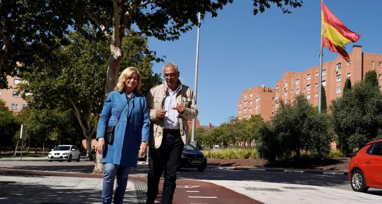 García Romero e Izquierdo durante la visita a la remodelación del carril bici en La Peseta, Carabanchel