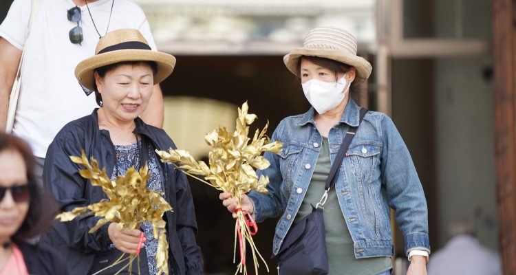 Voluntarios x Madrid ha repartido flores en el Museo del Prado con motivo del Día Mundial del Turismo