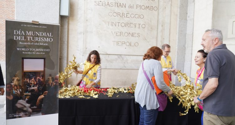Voluntarios x Madrid ha repartido flores en el Museo del Prado con motivo del Día Mundial del Turismo