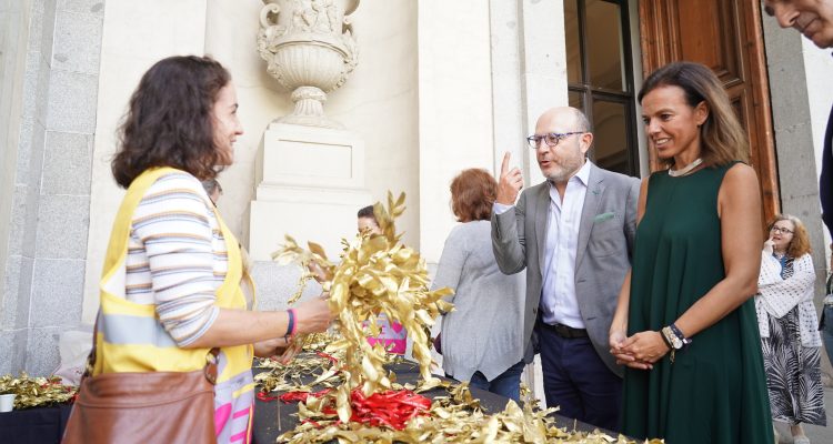 Fernández y Maíllo en el Museo del Prado donde Voluntarios x Madrid han repartido flores a los turistas