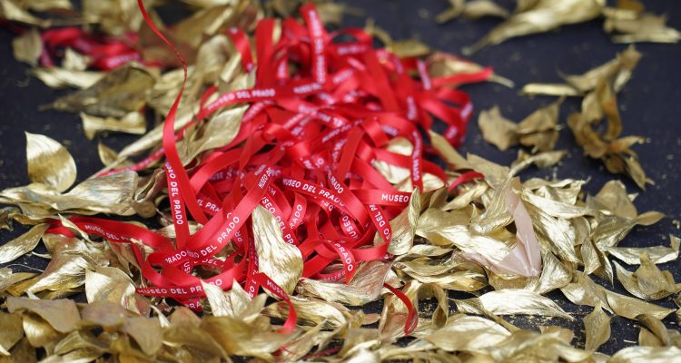 Voluntarios x Madrid ha repartido flores en el Museo del Prado con motivo del Día Mundial del Turismo