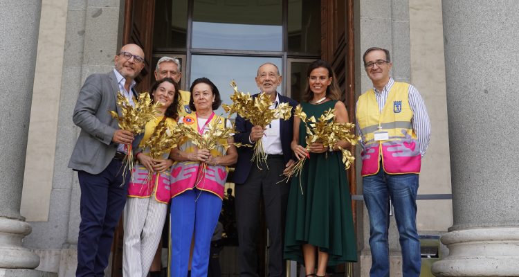 Fernández y Maíllo, junto a Javier Solana en el Museo del Prado donde Voluntarios x Madrid han repartido flores a los turistas