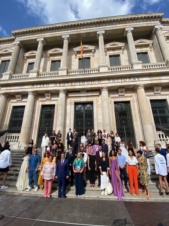 Un momento de la lectura del manifiesto frente al Museo Arqueológico Nacional, en el que ha estado presente el coordinador general de Economía, Comercio y Consumo, Oscar Romera