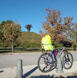 Ciclista en el parque Lineal del Manzanares