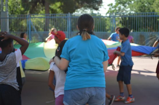 Niños y monitora en campamento de verano en Usera 