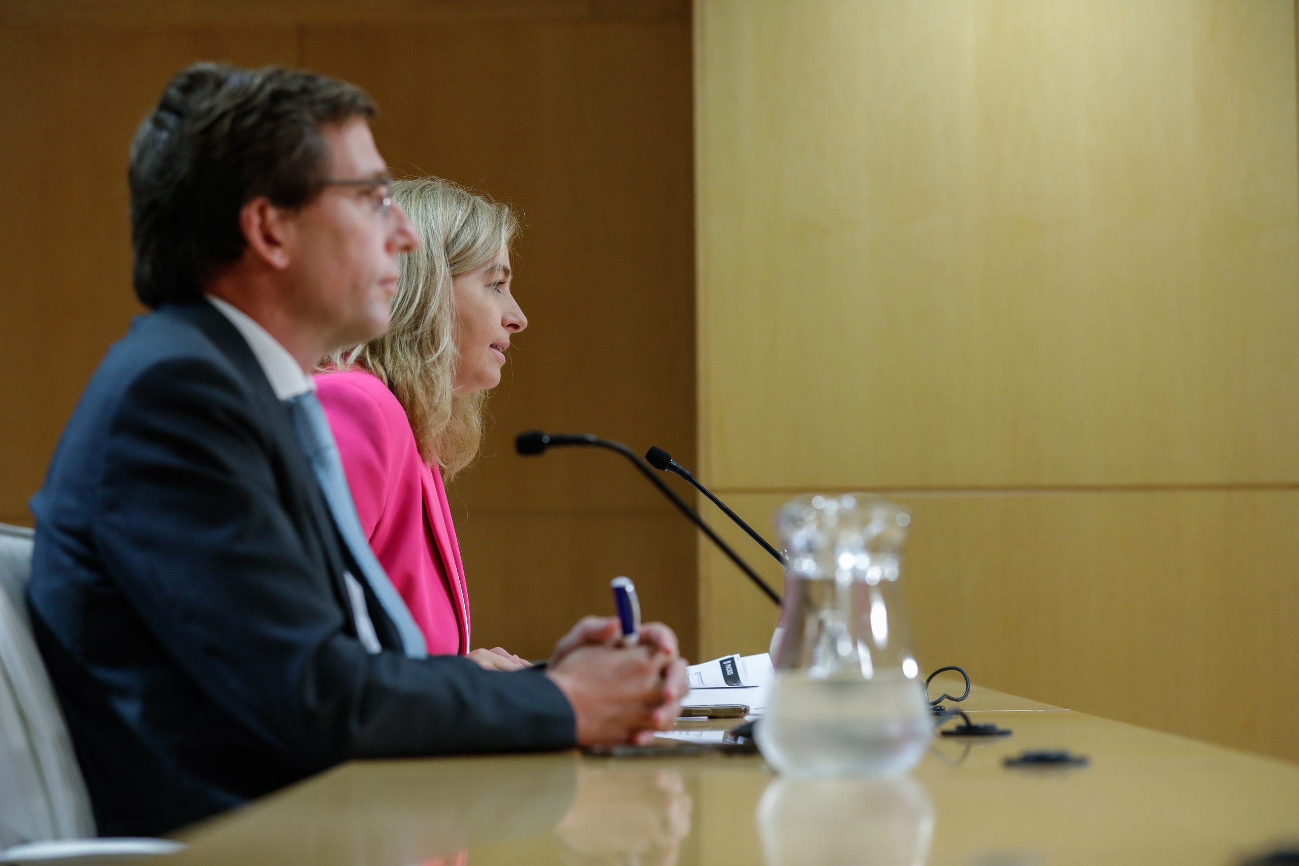 Sanz explica la aprobación de la nueva ordenanza en presencia del alcalde, José Luis Martínez-Almeida