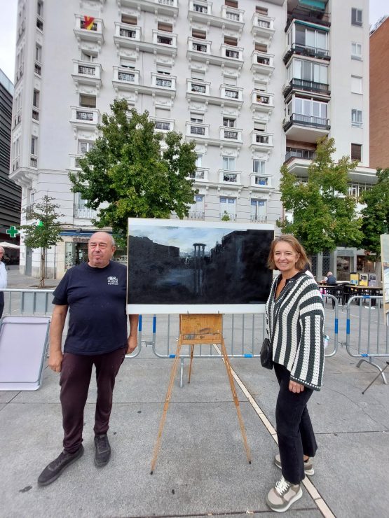 El primer premiado y su obra, junto a Hernández de la Riva