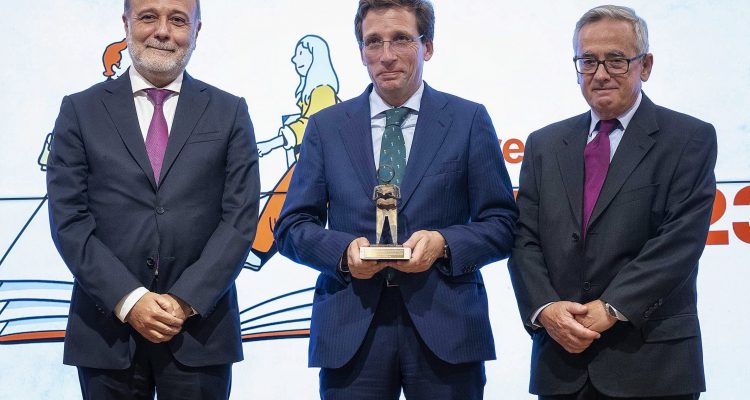 Almeida recoge el premio LIBER al Ayuntamiento de Madrid por el fomento de la lectura