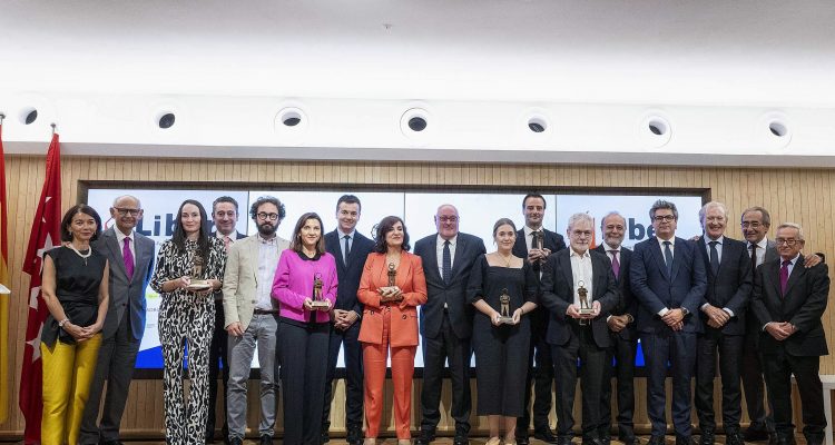 foto de familia de los premiados en los premios LIBER 2023